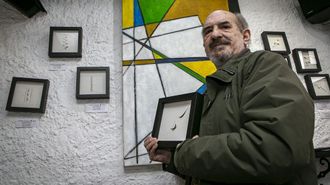 Gerardo Crusat con una de las obras que expone en el bar Amanitas de A Pobra