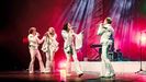 Los integrantes de la banda tributo Abba The New Experience, Ana, la tercera por la izquierda.