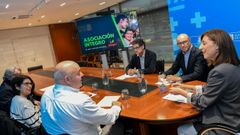 Representantes de ntegro y del Concello de Cabana, reunidos con la conselleira de Medio Ambiente