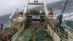 El Villa de Pitanxo navegando con mal tiempo y una fuerte escora, segn los tcnicos, algo habitual en este barco y que fue fatal en la maniobra del patrn que caus el naufragio con 21 muertos