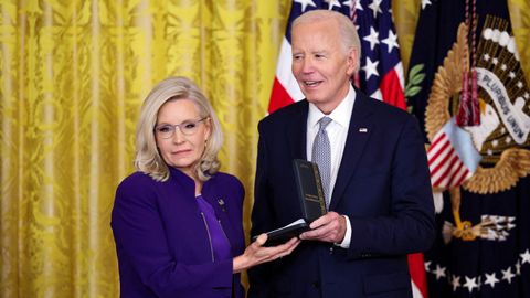 Liz Cheney, durante la entrega de la Medalla Presidencial al Ciudadano, en un acto en la Casa Blanca.