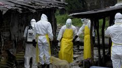 Recogiendo muertos por ébola en Liberia
