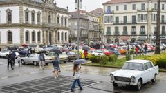 Medio centenar de coches antiguos llenan Pontevedra de recuerdos