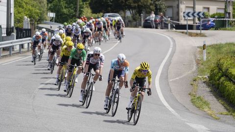 El pelot�n de ciclistas a su paso por Xunqueira de Espadanedo