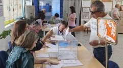 Votante depositando su sobre en una de las urnas habilitadas en el colegio electoral del Juan de L�ngara el pasado domingo.