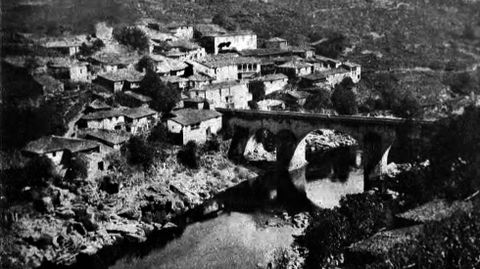 Toda a parte do Saviñao. Nestra foto tomada dende a curva de Soto, vese toda a aldea do Saviñao e a chamada Casa dos Coletes (a primeira pola esquerda)
