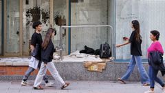 Soportal del número 6 de la avenida Rubine que van a tapiar para evitar que pernocten varios sintecho