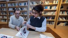 �scar Rey y Fina Paulos, con una de sus publicaciones