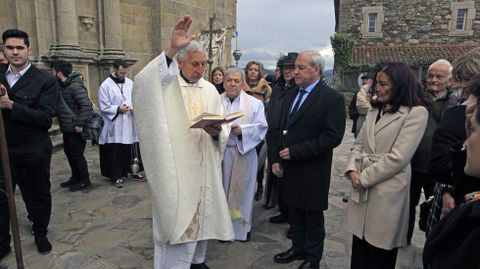 El vicario de Pastoral de la dicesis de Lugo, Luis Manuel Rodrguez, fue este ao el encargado de preguntar al alcalde de Monforte, Jos Tom, si renueva los votos de la ciudad a la Virgen de Montserrat