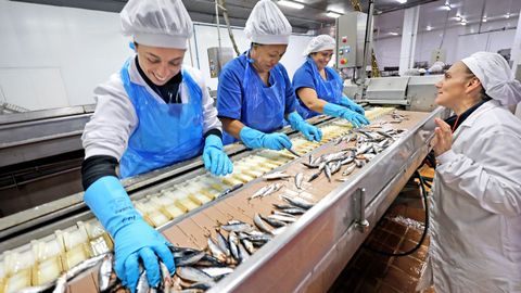 Cerqueira emplea a 120 personas en la factora de Toms Alonso, con mayora de mujeres.