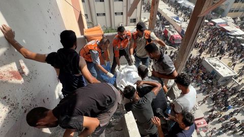Rescatan el cuerpo del cámara Hossam al Masri en el lugar en que fueron bombardeados.