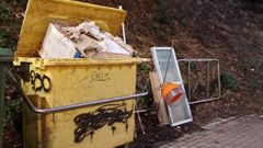 Contenedores desbordados con residuos impropios y desechos tirados junto al dep�sito