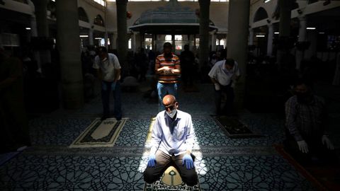 Un musulmán ora en una mezquita en Jordania