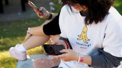 Dos adolescentes australianas usando sus tel�fonos m�viles