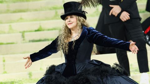 La cantante de Fleetwood Mac, Stevie Nicks, con un dise�o de�John Galliano para Zara.
