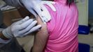 Una voluntaria participa en una prueba de vacuna en Per�
