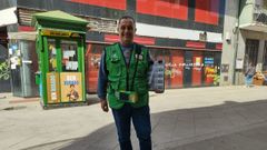 Rafael, frente al kiosko desde el que vende los lunes en Ver�n