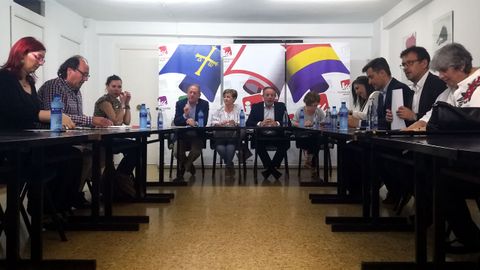Representantes de XsP, IU y PSOE en la reuni�n mantenida por las tres formaciones en la sede de IU para debatir la moci�n de censura