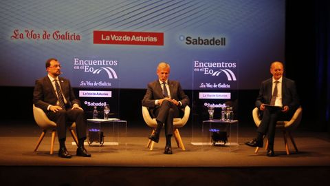 El presidente del Principado de Asturias, Adrián Barbón, el presidente de la Xunta de Galicia, Alfonso Rueda y el director de La Voz de Galicia, Xosé Luis Vilela, en el acto central de los Encuentros en el Eo