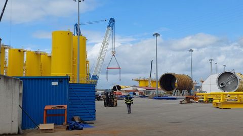 Piezas de transición para «monopiles» de Windar en el puerto de Avilés