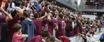 Los aficionados no daban cr�dito a lo que estaba sucediendo en el campo de Pasar�n, e hicieron temblar el estadio en cada jugada relevante con gritos, pitidos y c�nticos. 