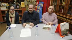 Carlos Bab�o, en el centro, durante un acto de presentaci�n de la obra de la que es coautor