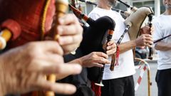 Actuaci�n duns gaiteiros nos cantos de taberna doutra localidade