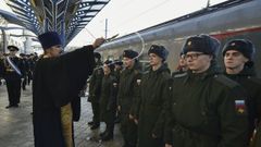 Un sacerdote roc�a con agua bendita a nuevos reclutas en Sebastopol (Crimea)
