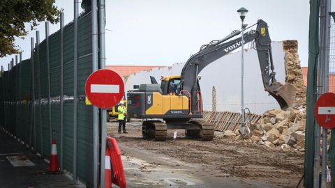 Trabajos de derribo de la muralla del Arsenal Militar de Ferrol, a la altura de la alameda del Carb�n.