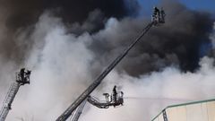 Los bomberos intentan salvar la nave incendiada en Santa Comba