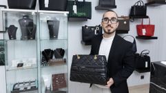 Ivn lvarez, en su tienda de la calle Corua, con joyas, relojes, bolsos y complementos.