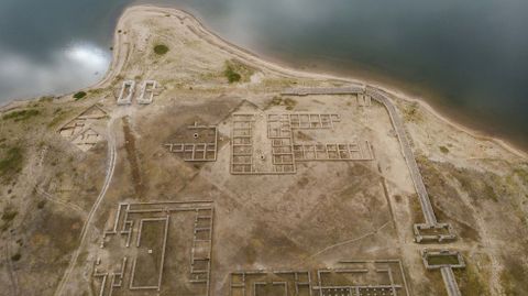 La bajada del caudal del embalse de As Conchas dej a la vista el campamento romano de Aquis Querquennis