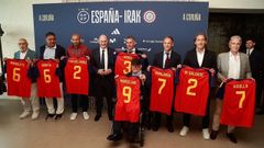 Rafael Louz�n homenajea a leyendas de la selecci�n en A Coru�a