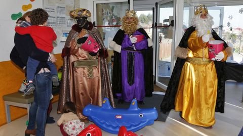 Los Reyes Magos recorren Coristanco y visitan a los ni�os de la Gali�a Azul