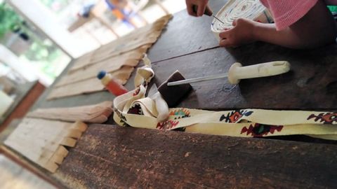 Los cinturones se producen a mano con tintes naturales, algodones ecolgicos y cuero.