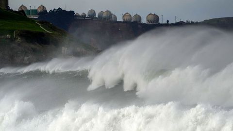 Enormes olas en la playa de San Lorenzo, con la Campa Torres al fondo