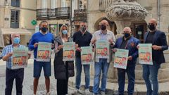 Lara M�ndez y Mauricio Repetto (a la derecha), con empresarios ayer en la Praza do Campo