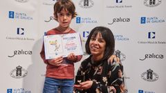 Artai Cruz Porto, alumno del colegio Ram�n Mar�a del Valle Incl�n de Oleiros, muestra el gato que dibuj� y con el que gan� el certamen �Dese�a unha xoia para a t�a nai� mientras F�tima, su madre, ense�a la joya en la que se convirti� el trabajo de su hijo.