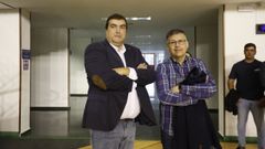 Camilo �lvarez, izquierda, esperando el desenlace del �ltimo partido del play off.