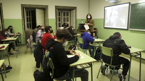 Imagen de archivo de una clase de filosofa en el IES Rosala de Castro de Santiago, con las ventanas abiertas