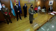 Una joven que acaba de alcanz� este a�o la mayor�a de edad lee algunos art�culos de la Constituci�n en el acto oficial celebrado en la Delegaci�n del Gobierno.