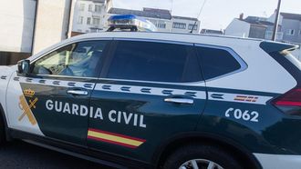 En la imagen, de archivo, un coche patrulla de la Guardia Civil, en los accesos a los juzgados de Carballo.