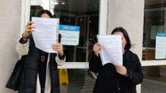 Dos de las psic�logas afectadas por la oferta de plazas de la Xunta muestran las reclamaciones que presentaron. 