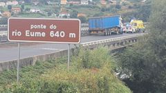 El cami�n accidentado, justo en el puente del r�o Eume