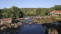 El r�o Tambre a su paso por A Ponte Maceira muestra el bajo nivel de reservas del que dispone Santiago.