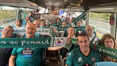 Aficionados de la Pe�a Morandeira en el autocar a Madrid tras no poder volar desde Galicia.