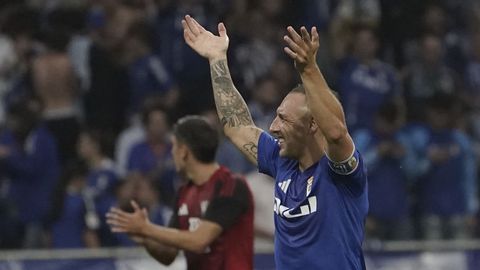 El centrocampista del Oviedo Santi Cazorla celebra su gol de penalti durante el partido de vuelta de ascenso a Primera División