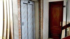 Imagen de archivo de un edificio con el ascensor reci�n instalado
