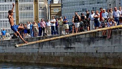 El coru��s Ant�n Couto, de 16 a�os, gan� un jam�n al imponerse al polaco Kamil en la final de cuca�a de la Tall Ships Race.