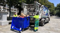 Operarios de Urbaser vaciando un contenedor de cart�n en el Cant�n, en una foto de archivo.